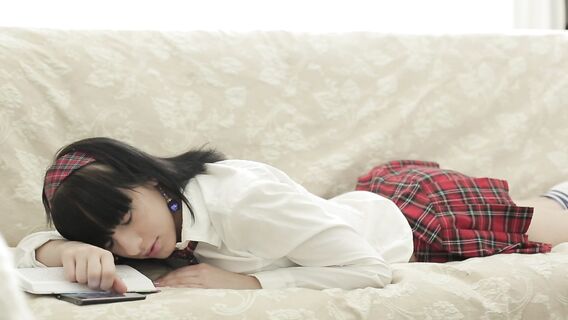 Парни вдвоем поимели в зад студентку в клетчатой юбке