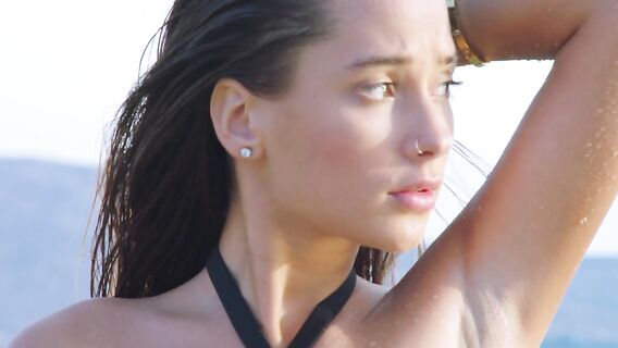 Страстный секс негра с юной русской на пустынном пляже