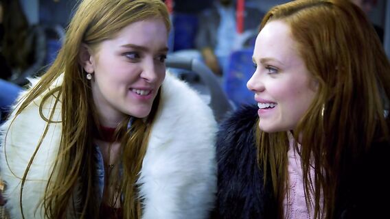 Негр подцепил двух рыжих телочек и ебет их в номере отеля