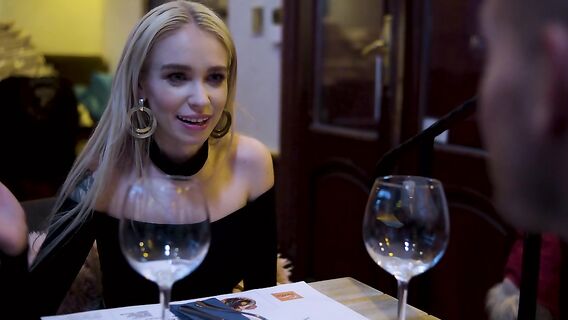 Возбужденные негры разработали обе дырки молодой блонды