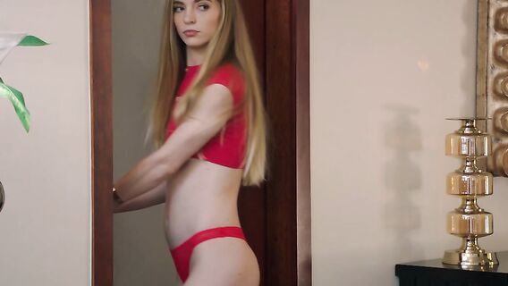 Сосед трахнул молодую шатенку в попу и кончил внутрь