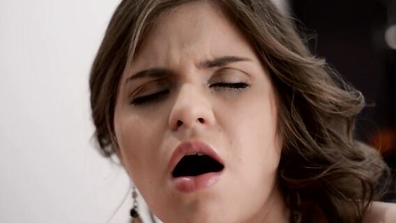 Молодая брюнетка с красивой прической теребит клитор соло