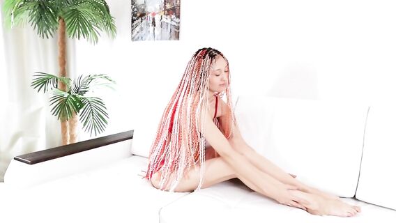 Студентка сняла красное белье и ласкает писечку пальцами