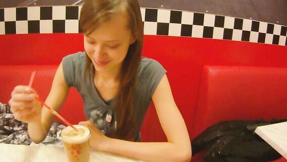 Пикапер трахнул девушку в туалете накончав ей на язык