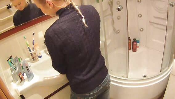 Привел домой блондинку с пирсингом сосков и трахнул