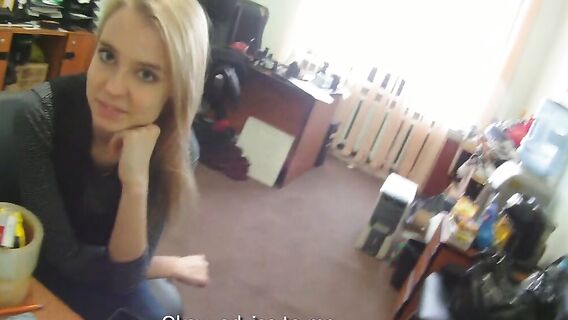 Секс в офисе с русской юной блондинкой от первого лица