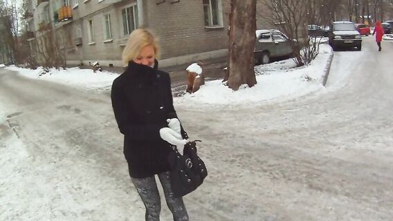 Парень пригласил домой сисястую незнакомку и трахнул ее