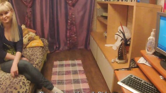 Трахнул молодую соседку блондинку и кончил ей на лобок