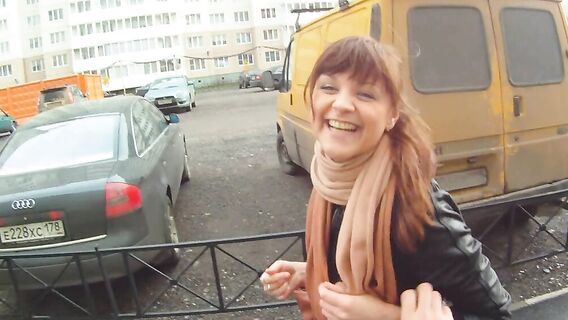 Парень соблазнил и трахнул русскую девушку в подъезде