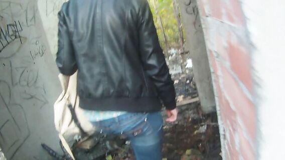 Секс с презервативом пикапера с юной девчушкой в парке