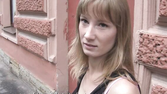 Секс на порно кастинге с тощей девушкой в черной майке