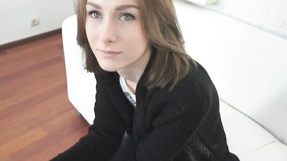 Агент пробует вкусную писю 18-летней шатенки на порно кастинге