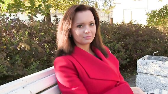 Сочная сисястая брюнетка прошла кастинг на кожаном диване