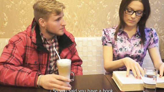 Парень трахнул застенчивую студентку с маленькой попкой