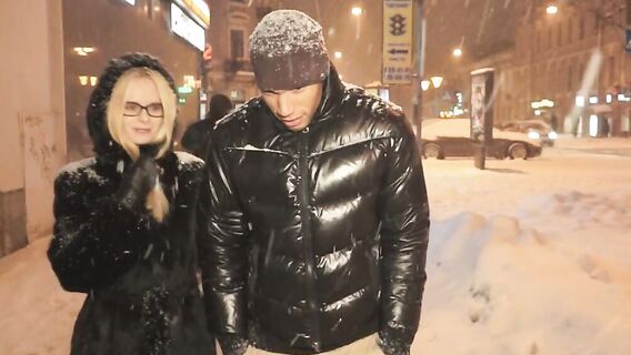 Первый межрасовый секс юной студентки с русским негром