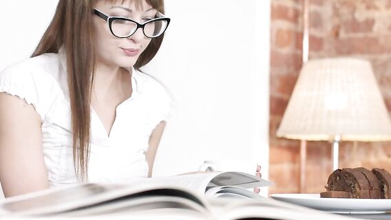 Парень трахнул на кухне студентку в клетчатой юбке