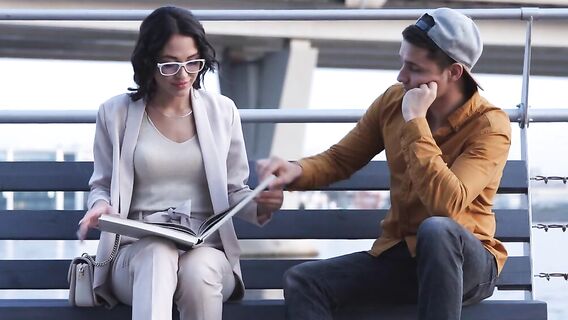 Секс с очень горячей юной брюнеткой с татуировками