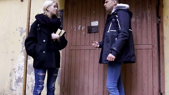 Развел на приятный секс юную блондиночку с тату на груди