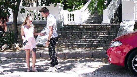 Случайный незнакомец долбит 18-летнюю блондиночку