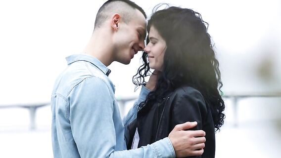 Парень активно трахнул русскую кудрявую девочку в рубашке