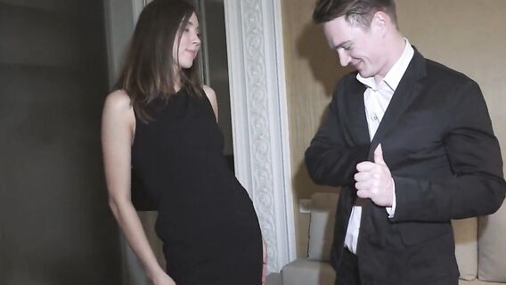 Вызвал шлюху брюнетку в сетчатых чулках и выебал ее