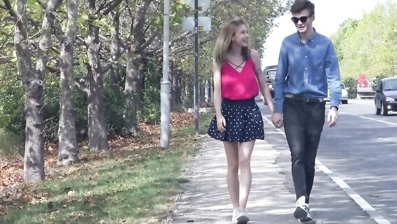 Худой парень трахает подругу шатенку с натуральной грудью