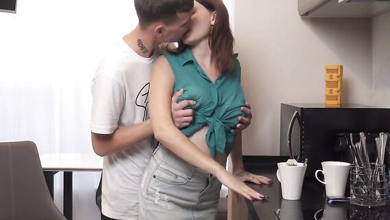 Парнишка отжарил на кухне 18-летнюю с большими дойками