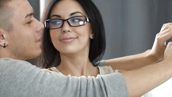 Парень приучает к аналу юную русскую девчонку в очках