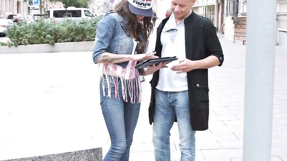 Голая девушка-туристка сосет и катается на члене парня