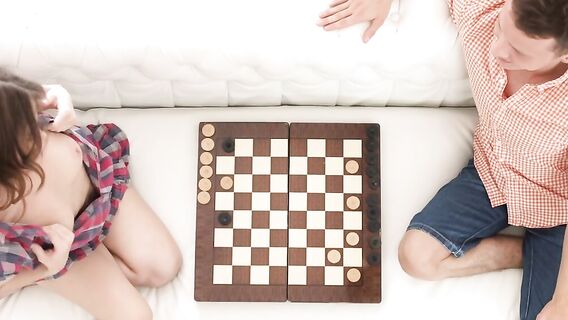 Отымел юную русскую брюнетку кончая камшотом на язык