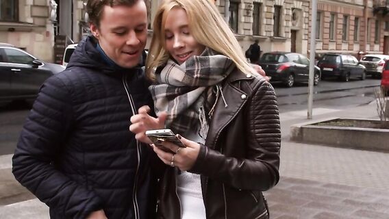 Секс с красивой русской блондинкой в пизду с интимной стрижкой