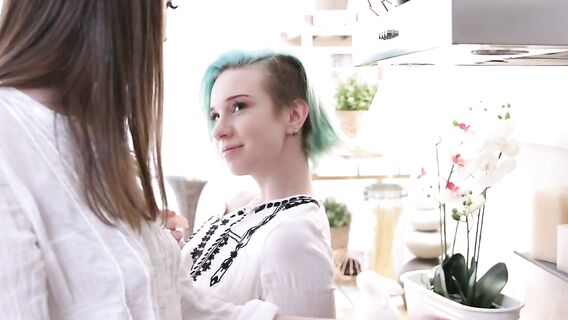 Трахнул на кухне двух стройных русских лесби цыпочек