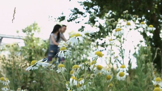 Гибкая русская брюнетка села на член парня в шпагате