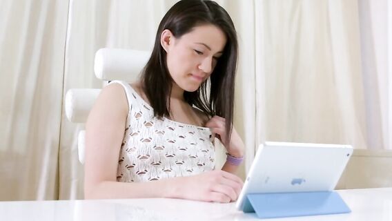 Самоудовлетворение юной русской девицы с бритой киской соло