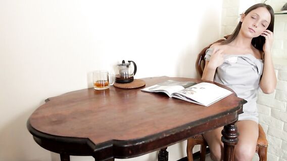 Утренняя мастурбация молоденькой голой русской на столе