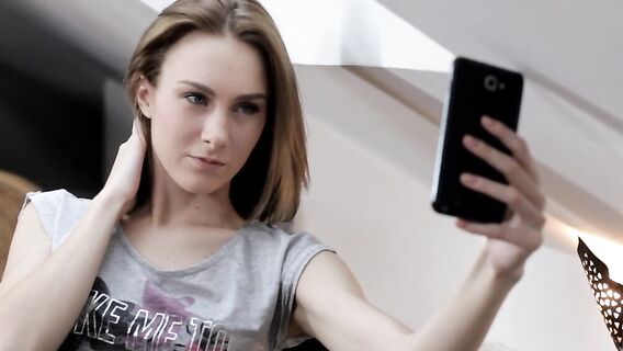 Соло юной длинноногой брюнетки с маленькой грудью