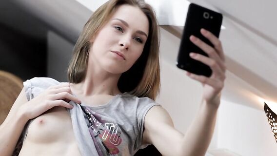 Соло юной длинноногой брюнетки с маленькой грудью