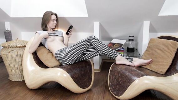 Соло юной длинноногой брюнетки с маленькой грудью