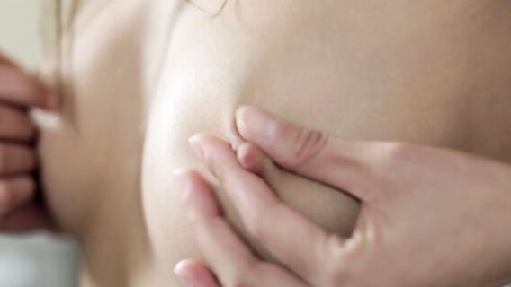 Соло оргазм юной худощавой девицы теребящей гладкую киску